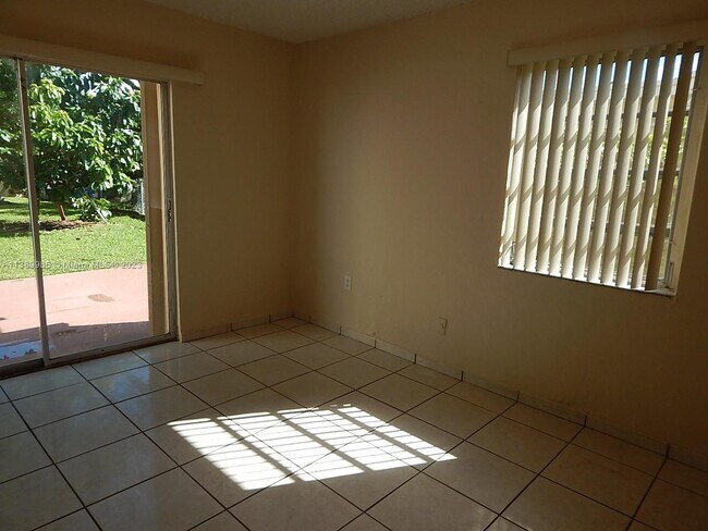 Foto del edificio - 3671 SW 24th St