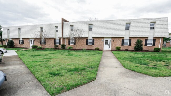 Frente de un pasaje peatonal. - Newport Lake Apartments