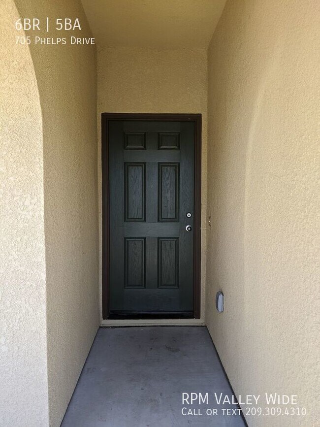 Building Photo - 6 Bedroom 4.5 bath home Coming soon!!