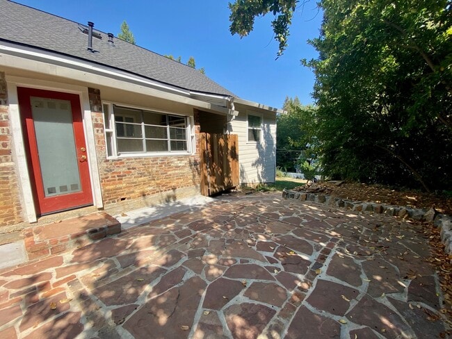 Building Photo - 414 S Pine St