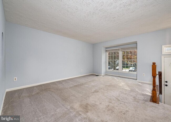 Building Photo - 2115 Commodore Ct