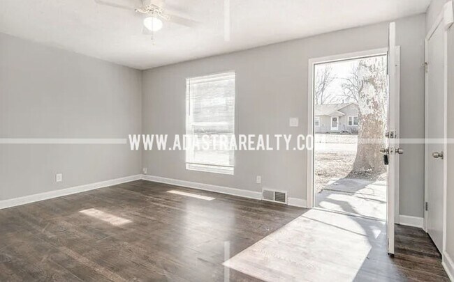 Building Photo - Beautiful 3 Bed/1 Bath Home in KCMO/Raytow...
