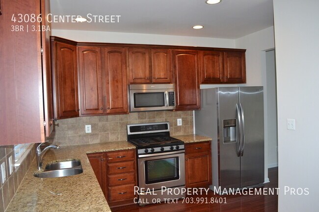 Building Photo - Beautiful 3 Bedroom 3.5 Bath Townhouse For...