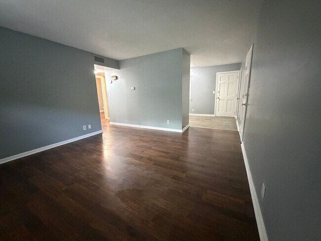 Foto del edificio - 3340 Pinewood Ave