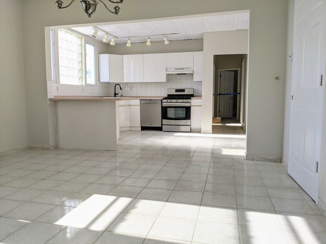 In dining room facing kitchen - 102 W Windsor Pky