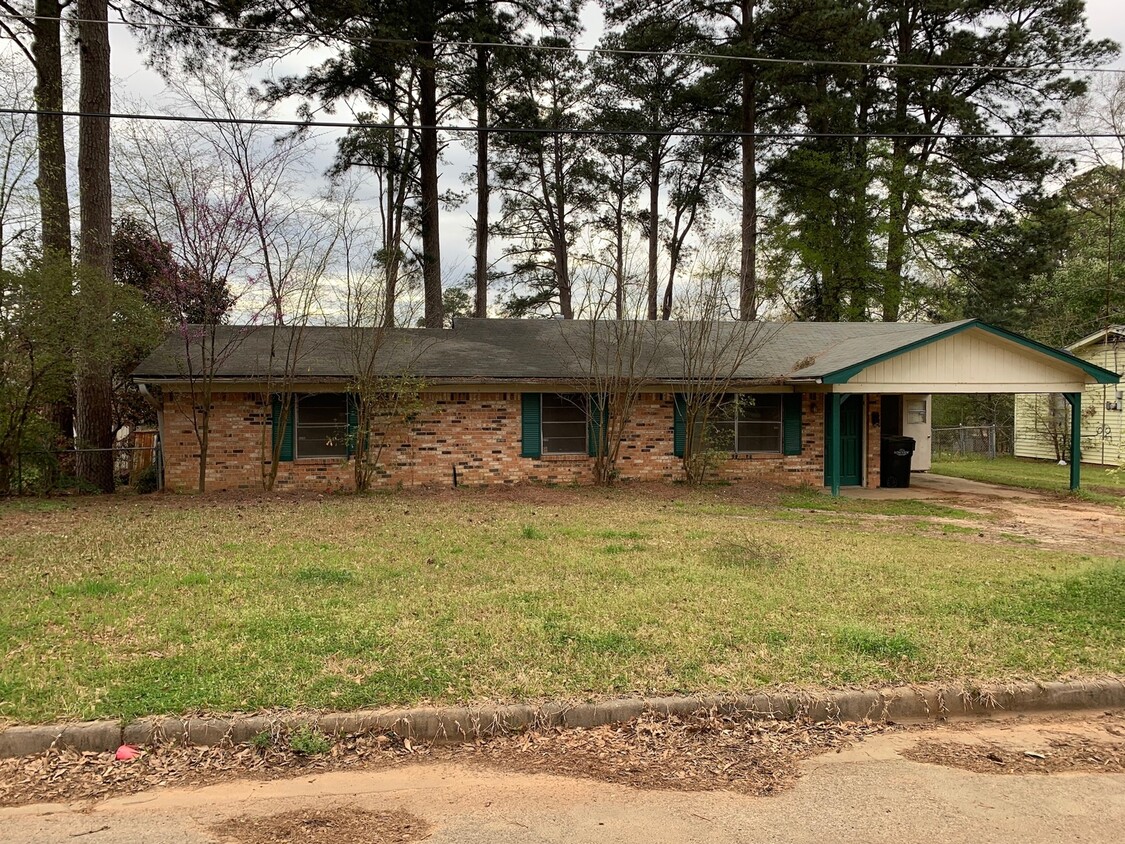 Building Photo - 3/2 fenced yard pet friendly