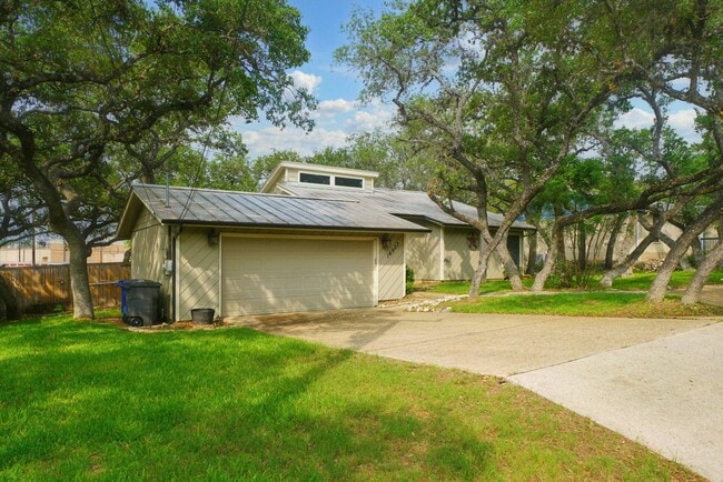 Building Photo - Charming and Centrally Located Home Now Available with Inground Pool. Realtor Commmission:$750