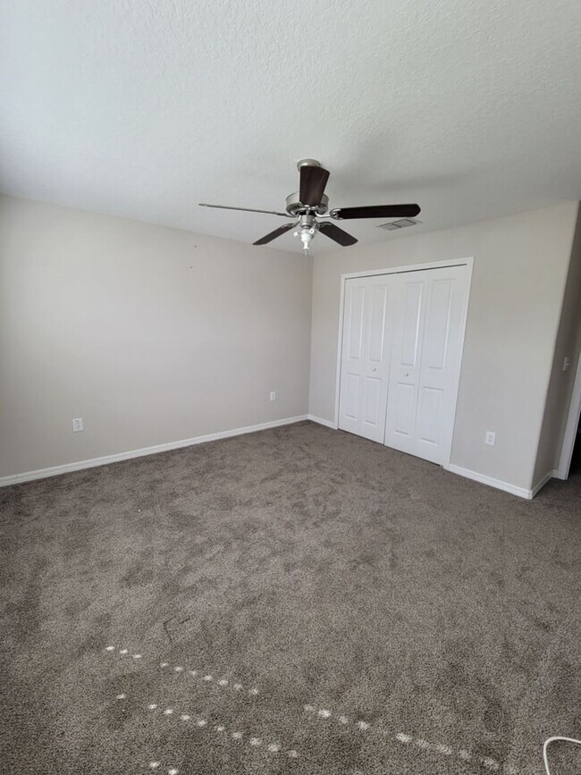 Building Photo - Spacious 4 bedroom 2.5 Bathroom Townhouse ...