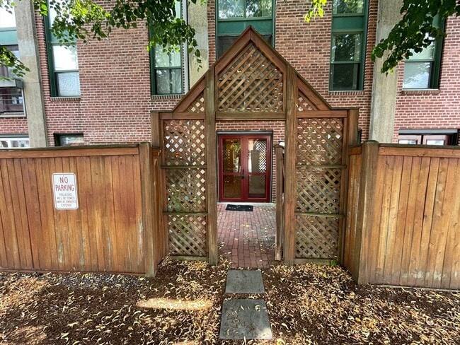 Building Photo - 71 Fulkerson St