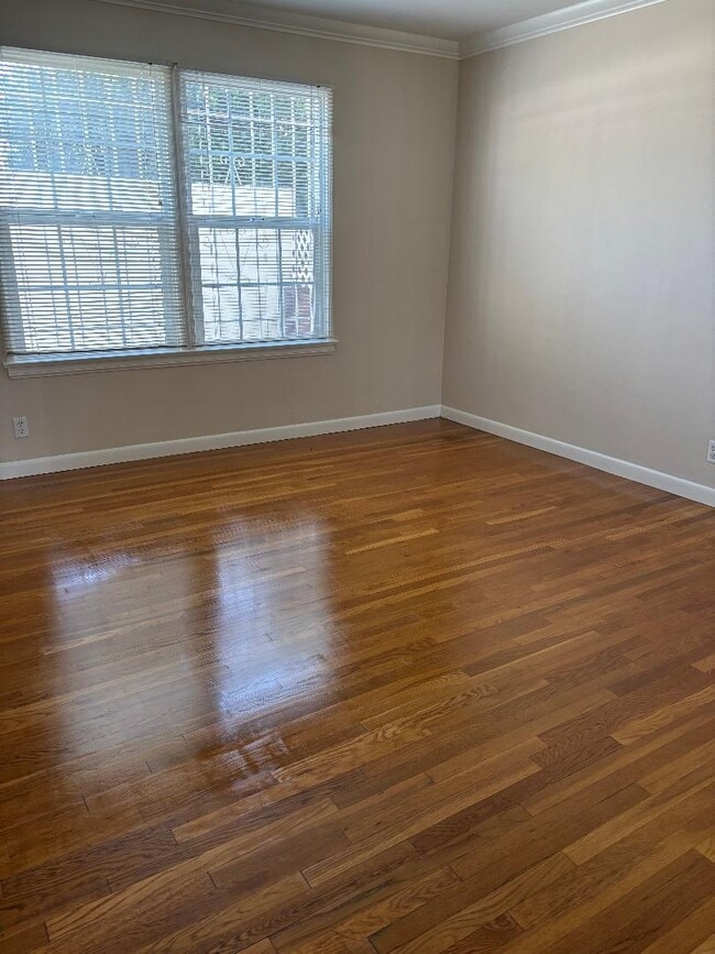 Building Photo - 360 N Doheny Dr