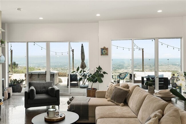 Foto del edificio - 3230 Tyrol Dr