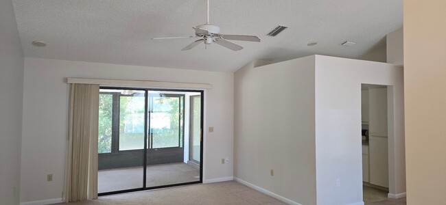 Foto del edificio - 3 Bed, 2 Bath, 2 Car garage.