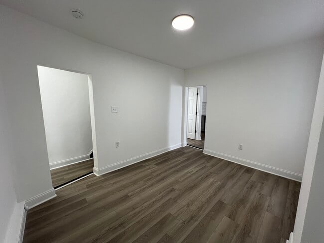 Building Photo - 921 W 3rd St