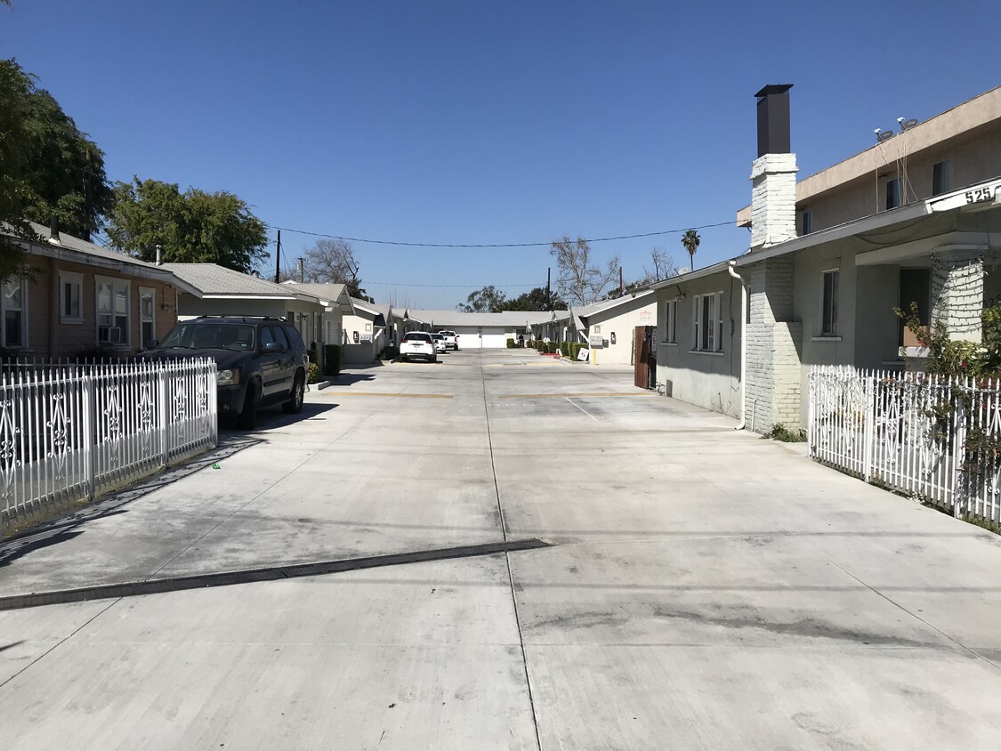 Drive way - Woodbury Manor Apartments