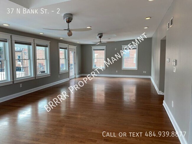 Building Photo - HUGE Dual Master Suite Apartment in histor...
