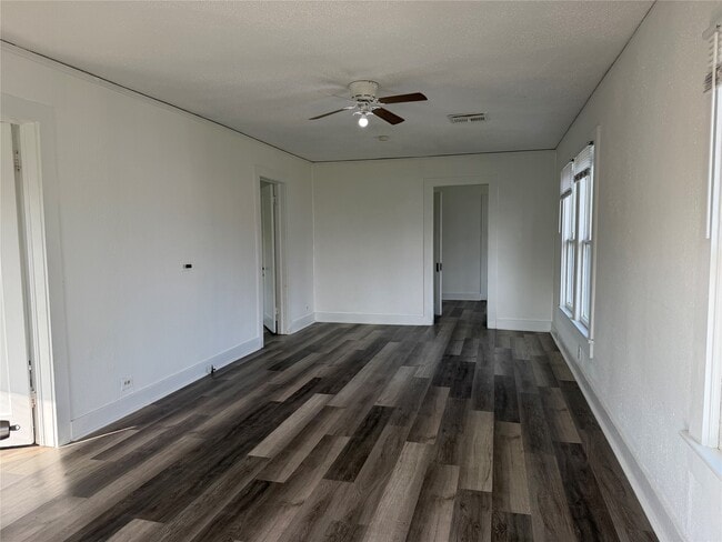 Foto del edificio - 2303 Victory Ave