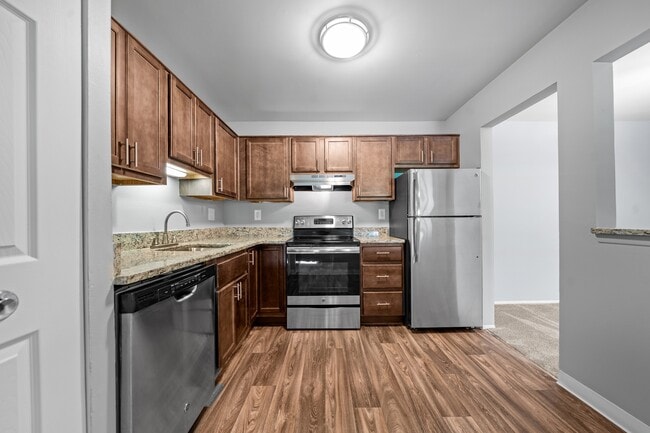 Amplia cocina con electrodomésticos de acero inoxidable en Park Lane Apartments en Southfield - Park Lane Apartments