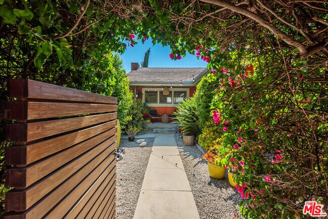 Foto del edificio - 4643 Nagle Ave