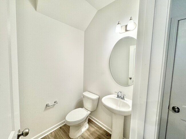 Foto del edificio - On quiet, dead end Street 3 bedroom 2 1/2 ...