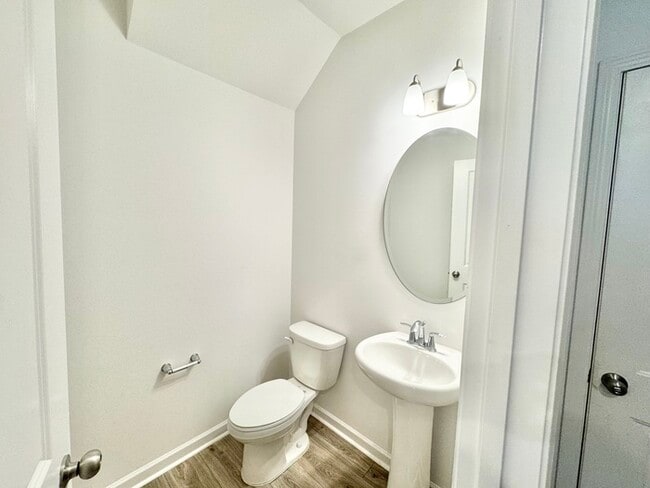Building Photo - On quiet, dead end Street 3 bedroom 2 1/2 bath townhome