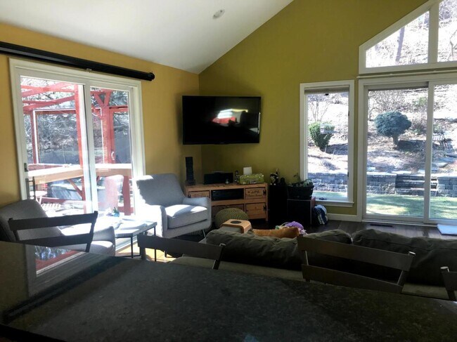 Foto del edificio - 70 Lovett Rd