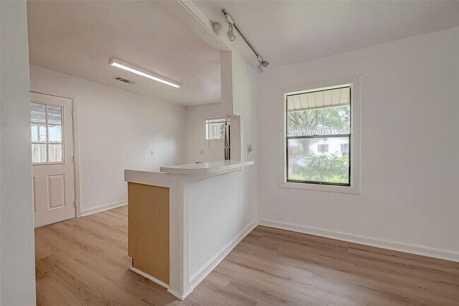 Building Photo - 2051 Santa Rosa St