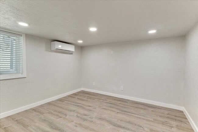 Building Photo - 672 S 200 W