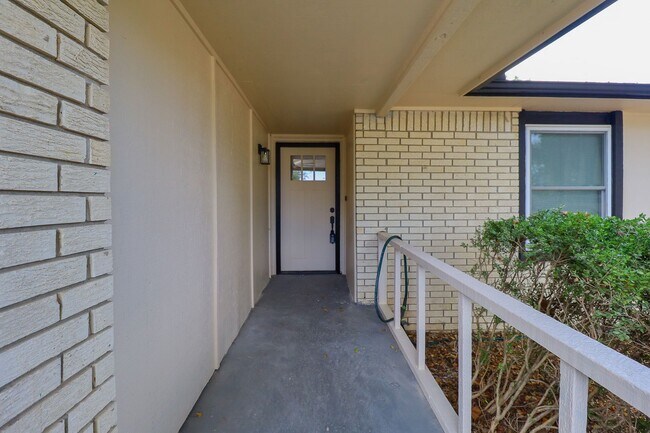 Foto del edificio - 3 bed/2bath! Fully remodeled!