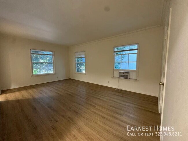 Foto del edificio - 127 N Doheny Dr