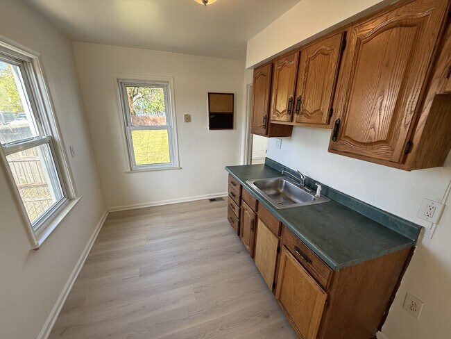 Foto del edificio - 8035 Chapp Ave