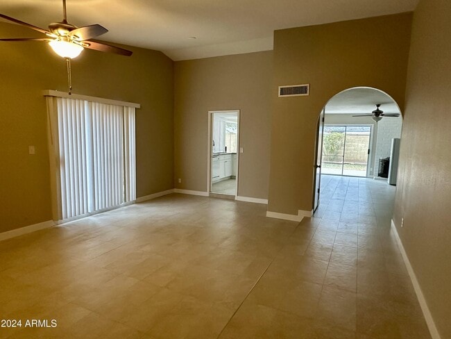 Building Photo - 4009 W Navajo Dr