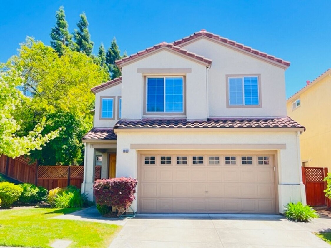Primary Photo - Contemporary 4BD/2.5BA Home in Vista Point...