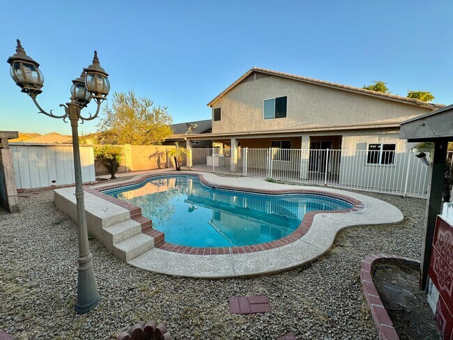 Foto del edificio - Beautiful 5 Bedroom + Loft Two Story Home ...