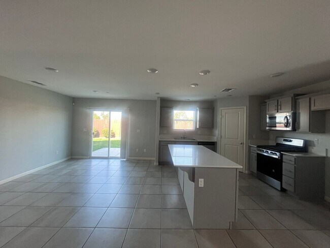 Building Photo - 786 LA DAWNA 4 BEDROOM 3 BATHROOM HOME TULARE