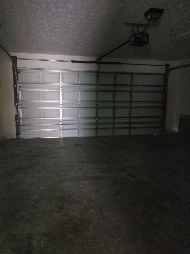 Foto del edificio - 1/2 off First Month Rent home has new flooring throughout.