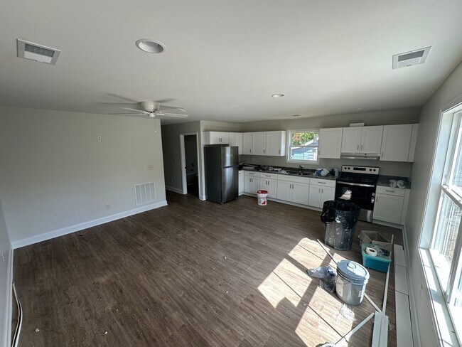 Foto del edificio - FOR LEASE- NEW BUILD LOCATED IN THE HEART ...