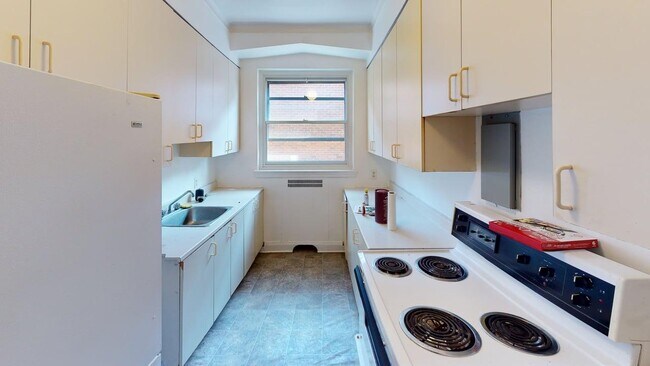 Building Photo - 5050 Av Roslyn