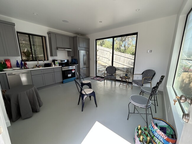 Planta abierta: espacio de estar y cocina. - 4435 Radium Dr