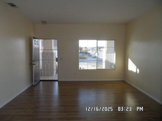 Foto del edificio - 4 Bedrooms, 2 Bathrooms, 3 Car Garage, 1899 sq. ft., Large Fenced, Front Yard Lawn, Near Schools ...