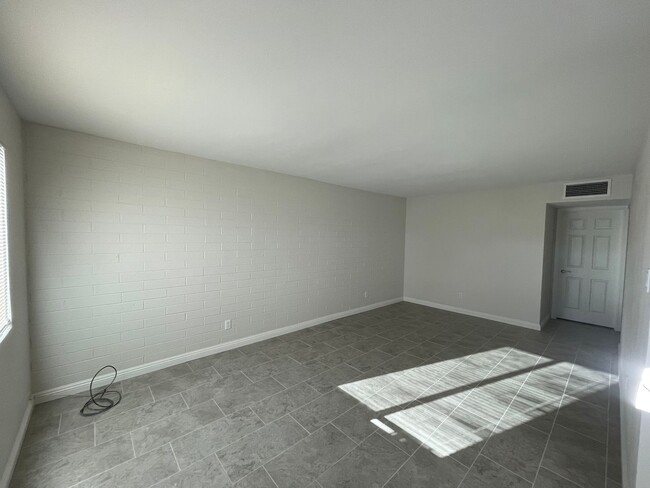 Foto del edificio - Recently remodeled condo close to downtown...