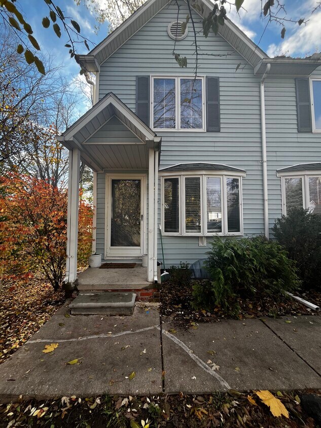 Foto principal - 306 E Ann Arbor Trail