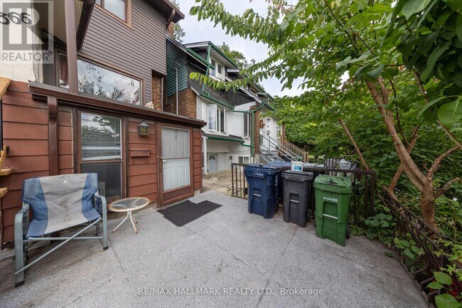 Photo du bâtiment - 1366 Davenport Rd