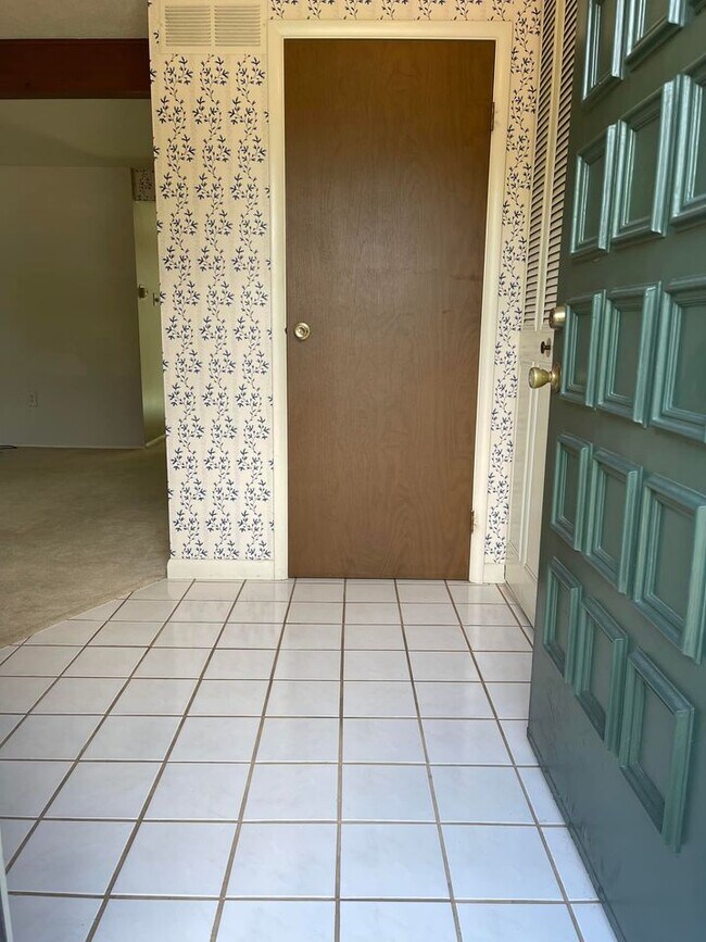 Entrance - 932 Mill Ct