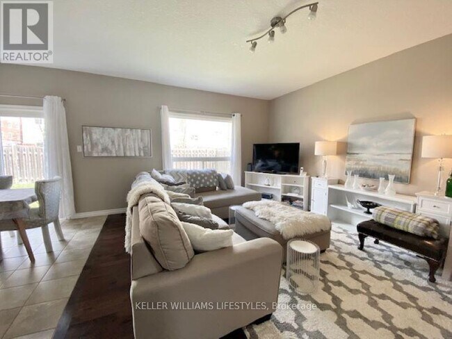 Building Photo - 960 Bitterbush Crescent