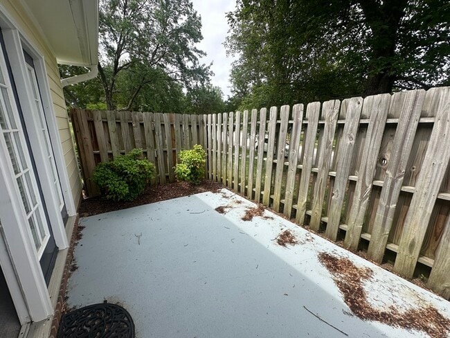 Building Photo - Charming End Unit w/2 Bed 2 Bath near Nort...