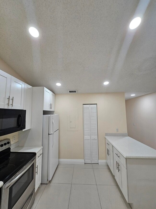 Building Photo - 480 Hardwood Pl