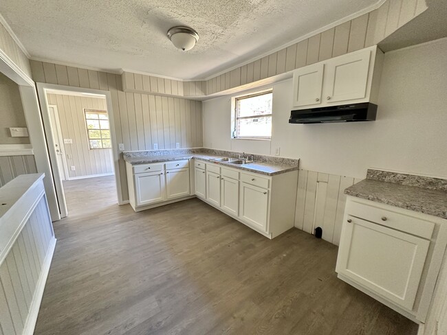 Building Photo - 1930 Granville Ave