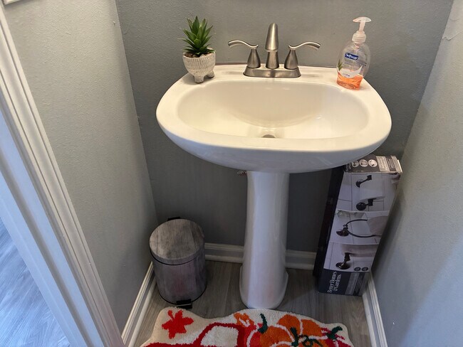 Foto del edificio - Room in Single Family Home on Browns Mill Trail