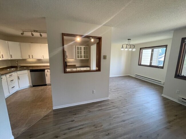 Building Photo - Clean, Updated Two Bedroom Condo in St. Paul