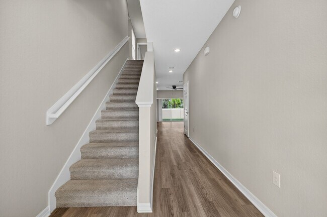 Building Photo - Spacious 4bed - With Amenities!